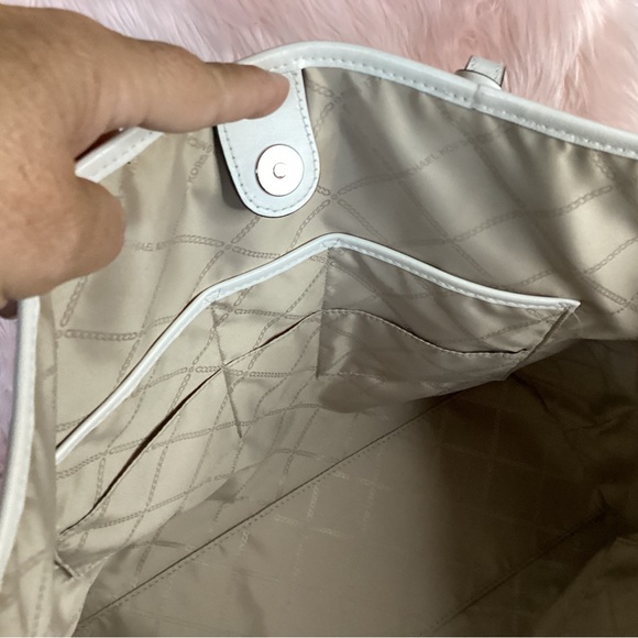 Michael Kors large tote and pouch in black and white monogram embossed leather - Picture 8 of 13